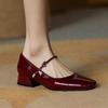 2025 Frühling neue rote Lackleder quadratische Zehenpartie flacher Ausschnitt dicker niedriger Absatz Französisch Retro Wort mit Mary Jane Einzel Schuhe Frauen