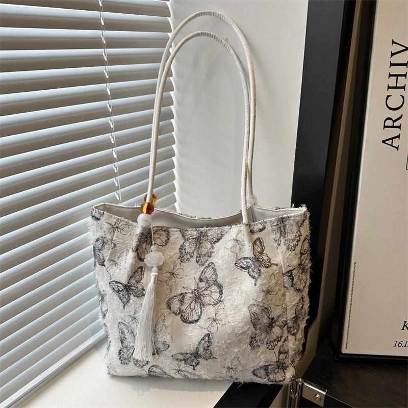 Chic And Trendy New Chinese Style Shoulder Bag For Women Spacious Commuter Tote With Unique Stitching