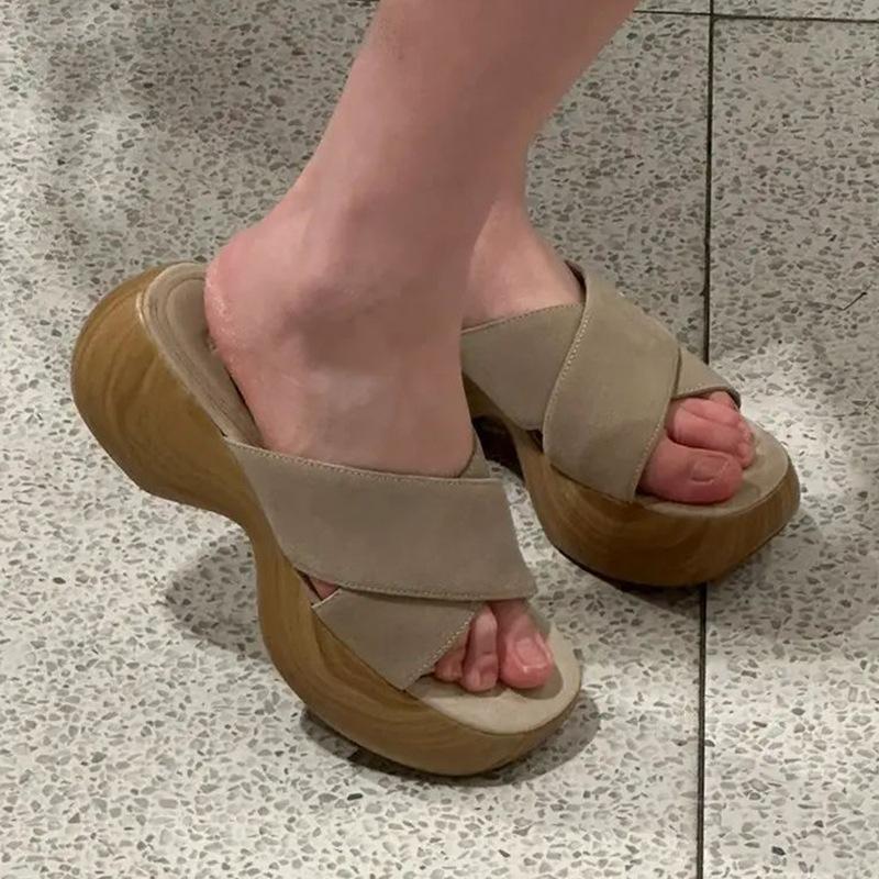 Fashion Fashion Casual Beach Flip Flops New Designer Platform Slippers for Women 2025 Summer Solid Color Beach Luxury Shoes Female