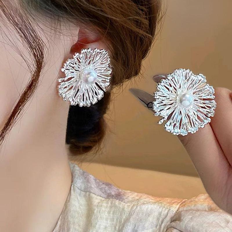 Light Luxury High-End Dandelion Pearl Stud Earrings Women S Elegant Retro Earrings Fashion Versatile Earrings