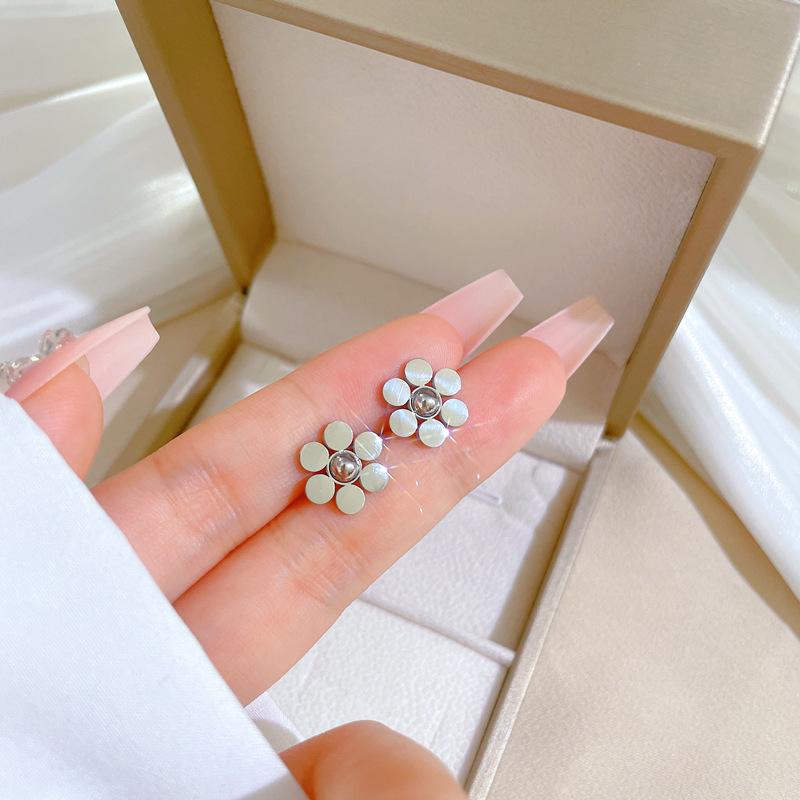 Cercei minimaliști tip stud din oțel titan cu sidef și trifoi cu patru foi - Design androgin pentru temperament individual și eleganță de banchet.