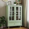 Minimalistyczna komoda bufetowa z dwojgiem szklanych drzwi i szufladami, drewniany sideboard do salonu, jadalni, przedpokoju i strefy wejściowej (miętowo-zielony)
