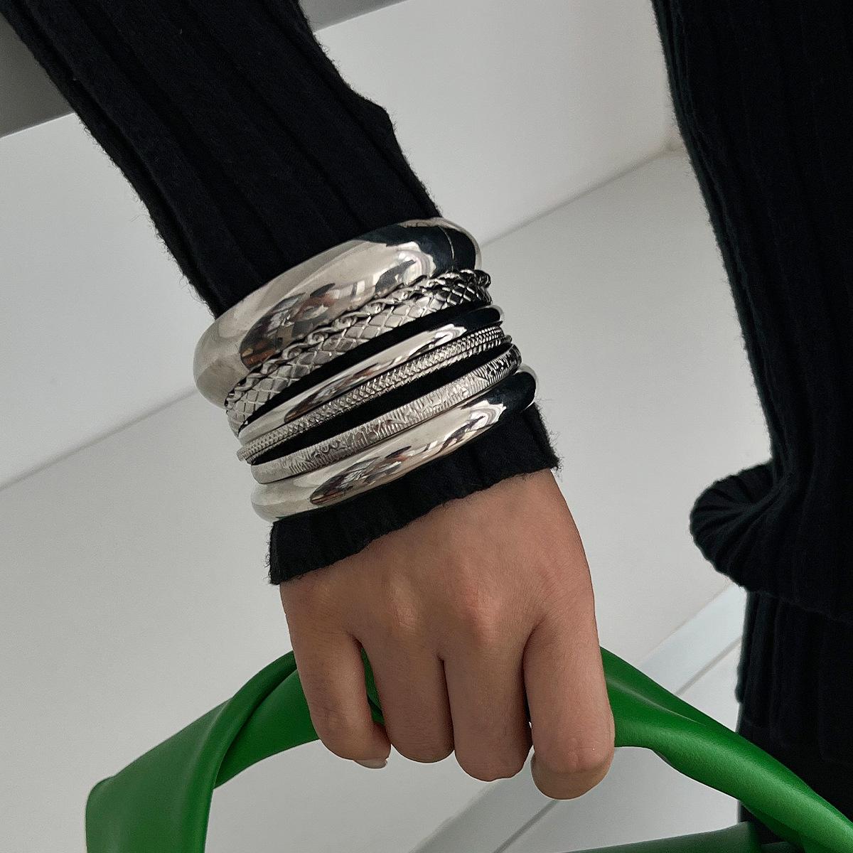 Retro European-American Metal Bracelet with Bright Pattern: Trendy, Versatile, Unique Personality Design