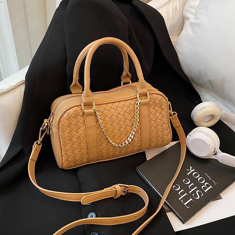 Handwoven Handbag for Autumn and Winter, Fashionable and High-end Women's Handbag, Large Capacity Commuting Bag