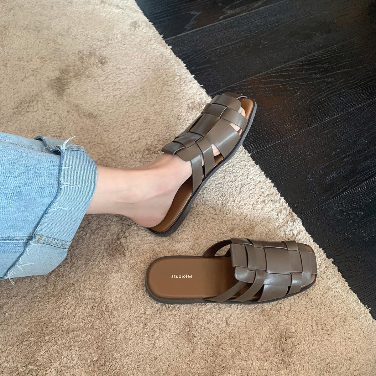 

[Ушилай] 2025 лето новый верхняя одежда сумка на плоской подошве голова ленивая плетение Мюле римские крутые тапочки женские тренд 40