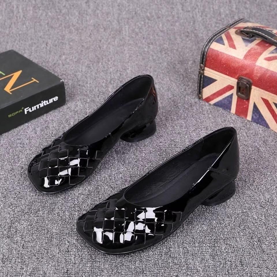 

2024 Весна и Осень Новые резиновые мягкие подошвы женские туфли универсальная подошва каблук мамские туфли британский стиль маленькие кожаные туфли рабочие туфли большого размера 35 чёрный