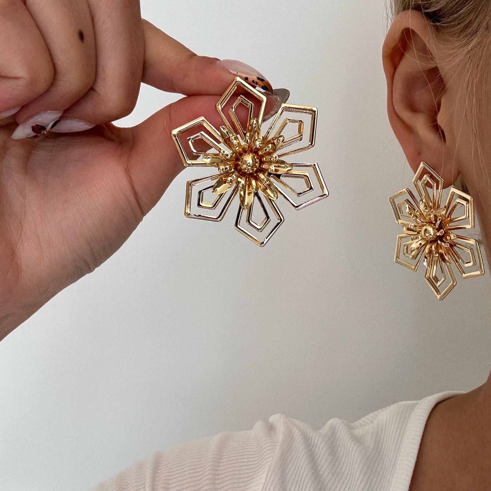 Seaside Vacation Floral Stud Earrings for Women - High-End, Elegant Style