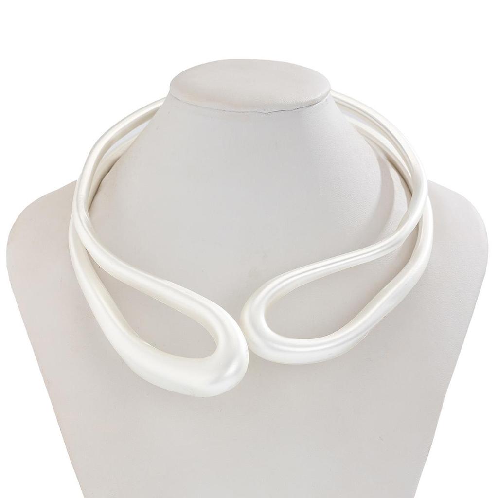Glossy Retro Irregular Round Metal Choker Necklace for Women