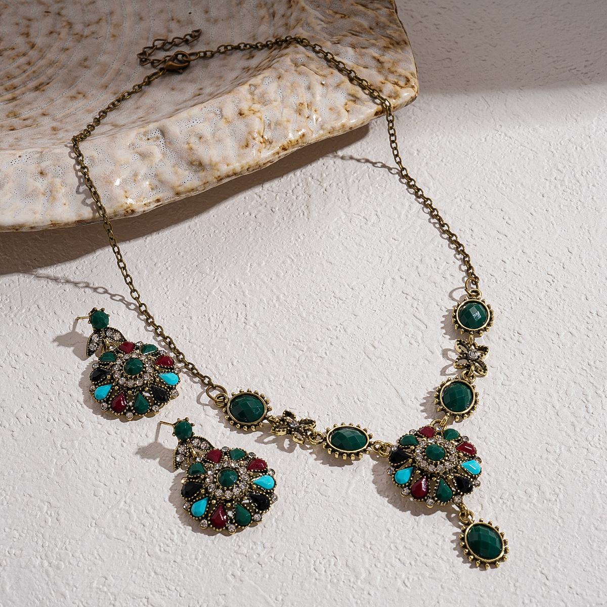 

Модные украшения для женщин зелёный