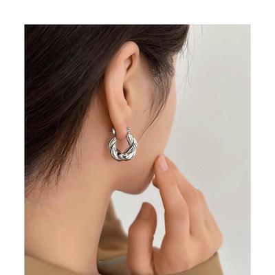 Boucles d'oreilles torsadées dorées au design rétro simple et de niche pour femme, boucles d'oreilles personnalisées abordables et délicates, alliage durable, pour un port quotidien, cadeau pour femme