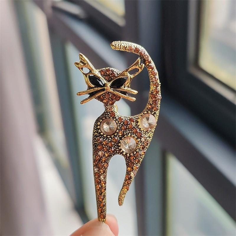 European and American Retro Rhinestone Kitten Brooch - High-End Designer Pin for Women