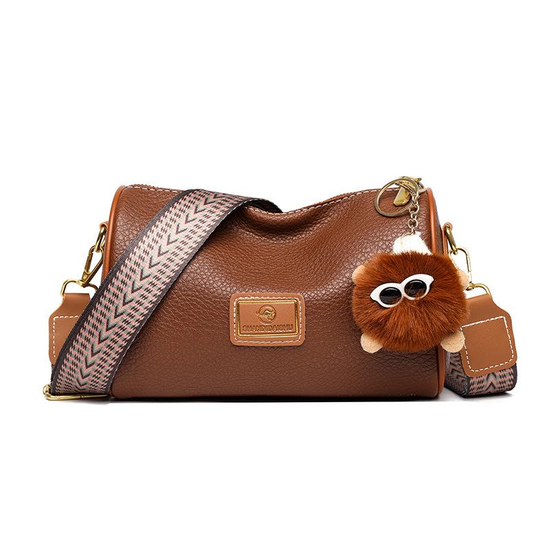 

Сумка женская новый дизайн чувство багет на плечо сейчас популярна широкополосная косая маленькая сумка-подушка коричневый