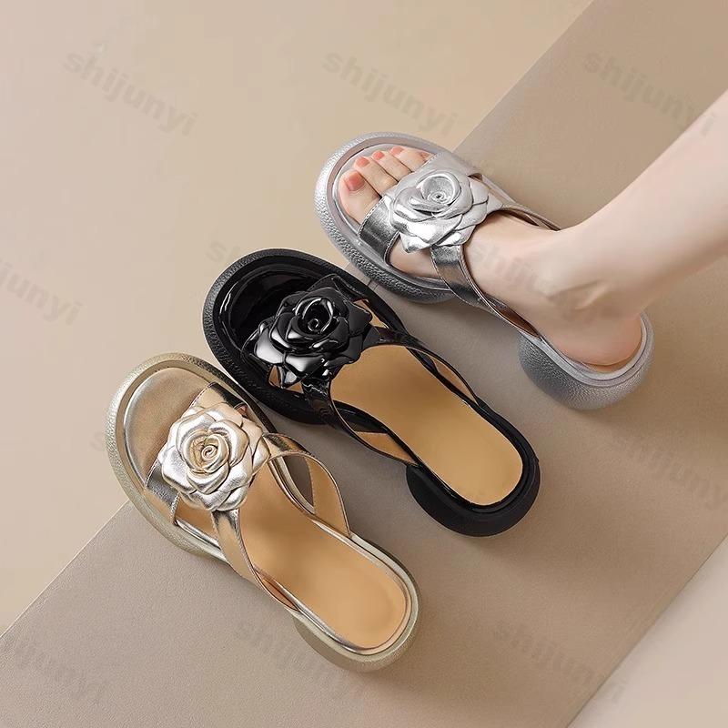 Fashion Thick Sole Height Increasing Cool Slippers for Women's 2025 Summer New Versatile Outdoor Beach Shoes Fashion Rose Design Sandals