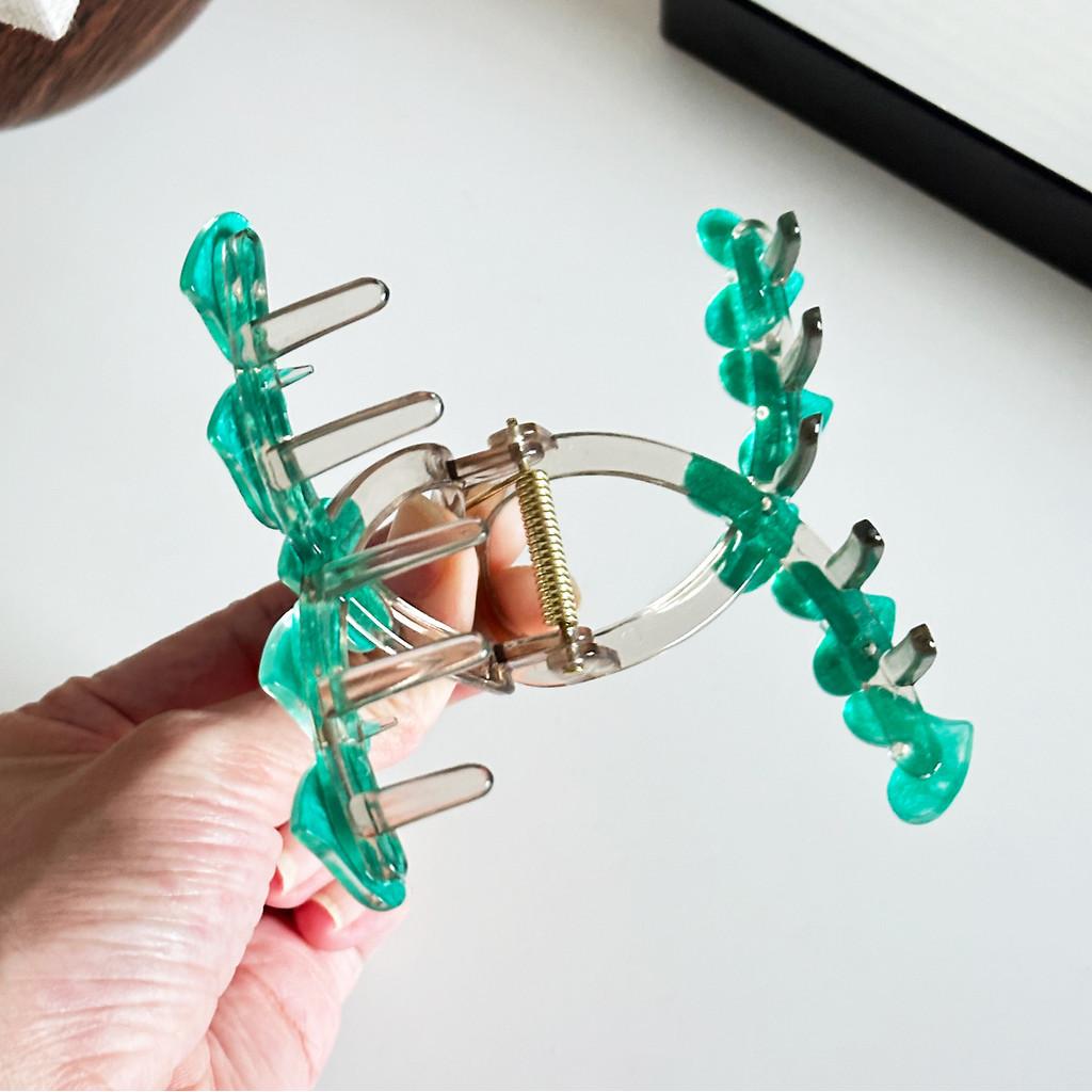 Stylish Jelly Heart Design Hair Claw Clip For Women Ideal For Chic And Elegant Hairstyles