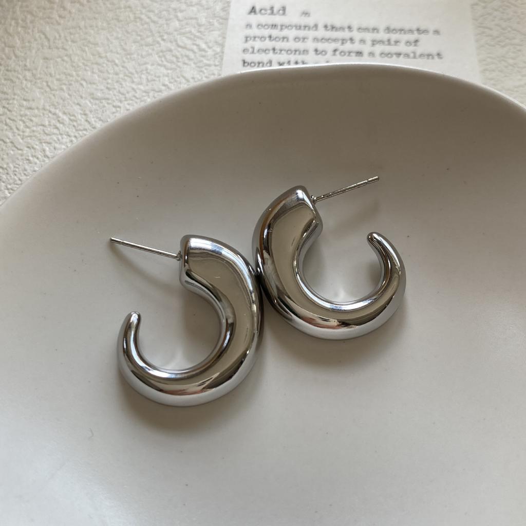 High Sense Minimalist Chic Simple Silver Plated Light Luxury French Cold Crescent C Heart Earrings Women