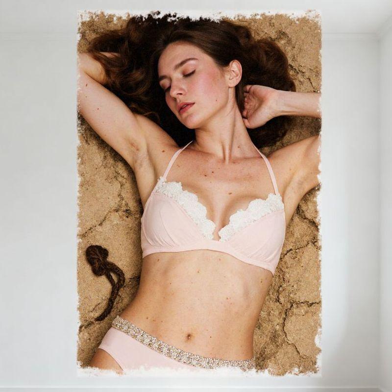

Sexy Vintage Wavy Brown Hair Woman in Pink Lingerie Tin Sign - Faded Dreamy Textured Border Metal Poster for Bar Home Wall Decor 20x30cm（7.8x11.8inch）