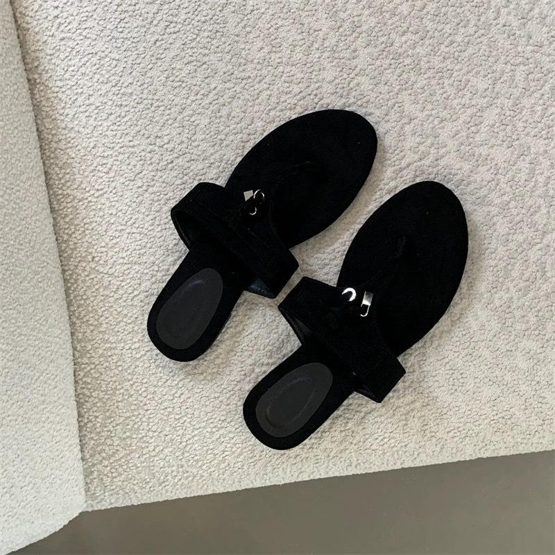 Lammfell! Flip-Flops sind dieses Jahr beliebt und können mit weichen Sohlen draußen getragen werden.