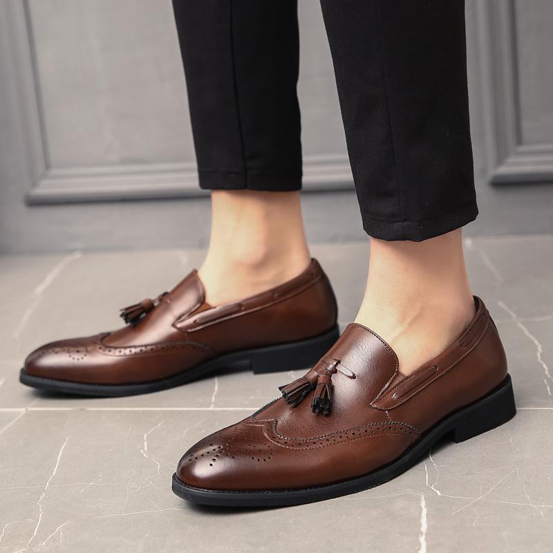 Fashion Spring New Men's Breathable Carved Tassel Casual Loafers British Style Men Comfortable Soft Sole with Pointed Toe Leather Shoes