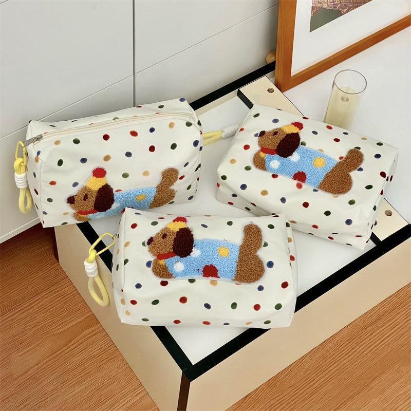 Hand-held All-match Card Pass Love Embroidery Makeup Bag Travel Bag Collection Bag Hand-wrapped Tour Street Hand-wrapped Bag