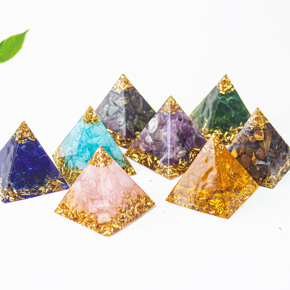 Figurka pyramidy z křišťálové pryskyřice s přírodními krystaly ve tvaru kapky vody pro darování a domácí dekoraci