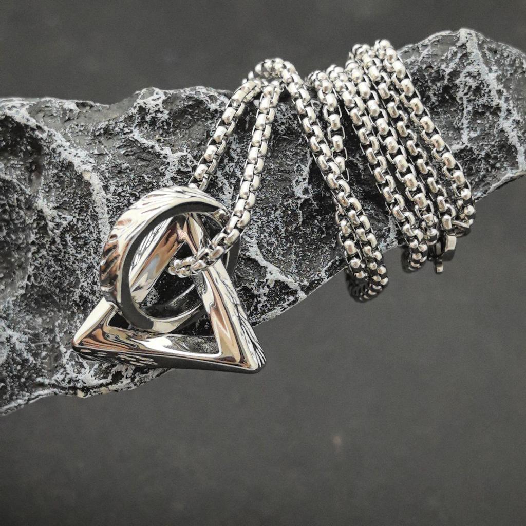 Unisex Geometric Titanium Steel Necklace - Versatile High-End Collarbone Pendant for Everyday Wear