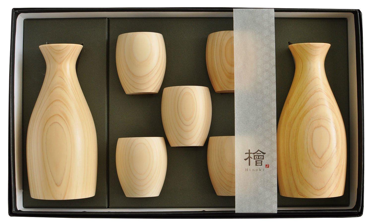 

Деревянный набор для сакэ, который позволяет вам наслаждаться освежающим ароматом 120 мл x 2 Guinomi 45 мл x 5 на вкус и успокаивающим ощущением, когда вы держите его в руке.