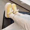 Weiße Lederplateauschuhe Damen 2025 neu runde Spitze Schnürer Sport- und Freizeit-Board-Schuhe, ein Schuh und zwei gelbe trendige