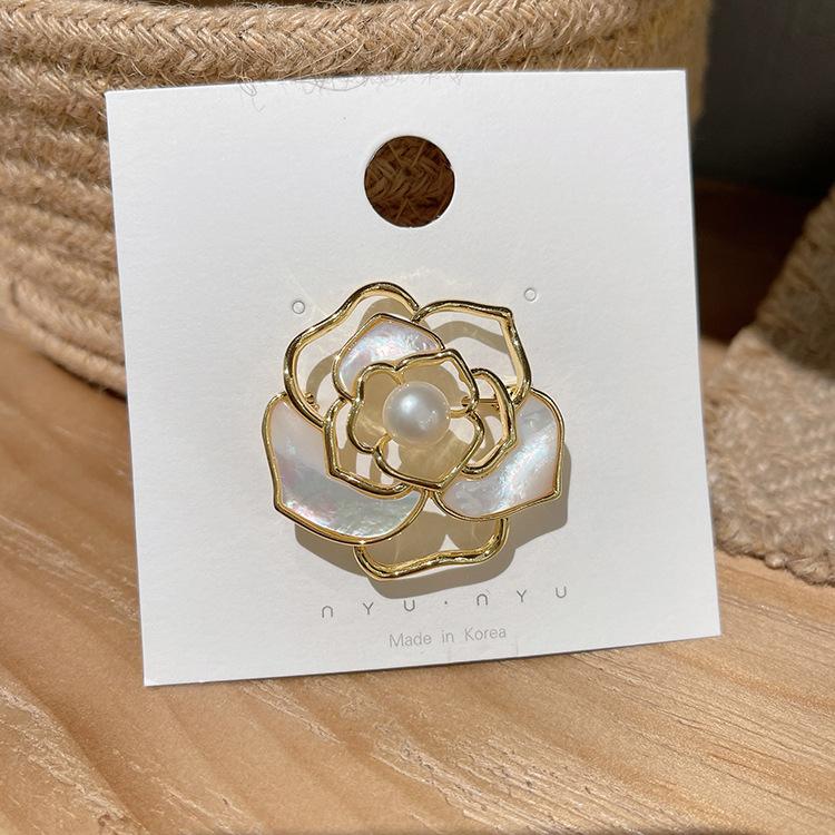 

New Metal White Camellia Brooch Fashion Luxury Imitation Pearl Pin For Women Clothes Corsage Jewelry Accessories Gifts Wholesale