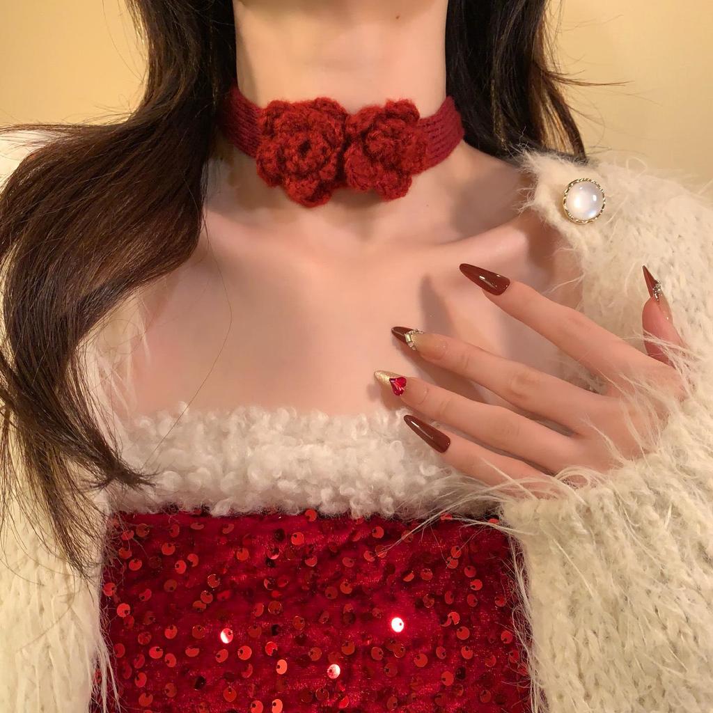 Elegant Minimalist Knitted Flower Choker Necklace - Versatile High-End Women's Jewelry