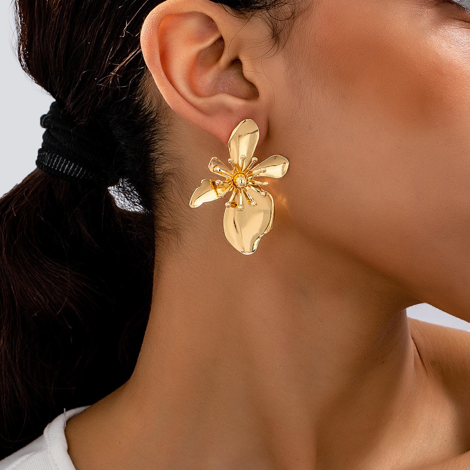 

Gold Metal Flower Stud Earrings for Women Statement Trendy Elegant Creative Jewelry белый