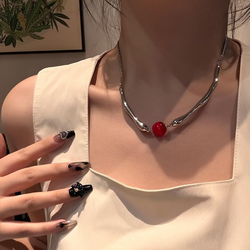 Clear and Cool Red Bean Necklace, Light Luxury and High-end, Collarbone Chain, Personalized and Niche Design, Short Necklace
