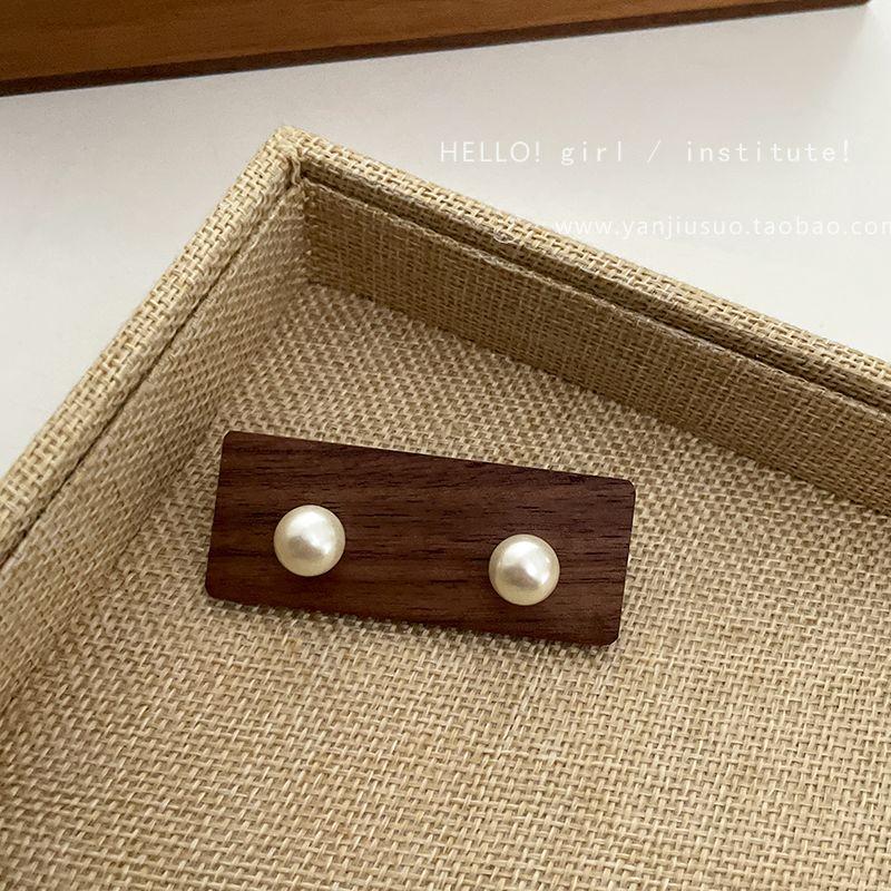 

Zhenduo Gray Pearl Stud Earrings New Arrival 2025 Best Selling French Earrings Accessible Luxury Fancy Refined Wild Earrings Cream white pearl earrings (8mm)