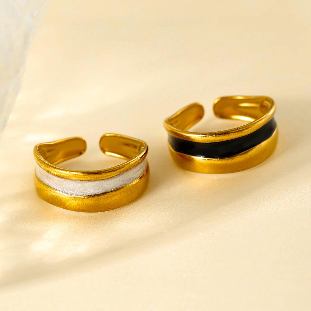 Black and White Enamel Ring for Women: Fashionable, Simple Design with High-End Autumn and Winter Appeal