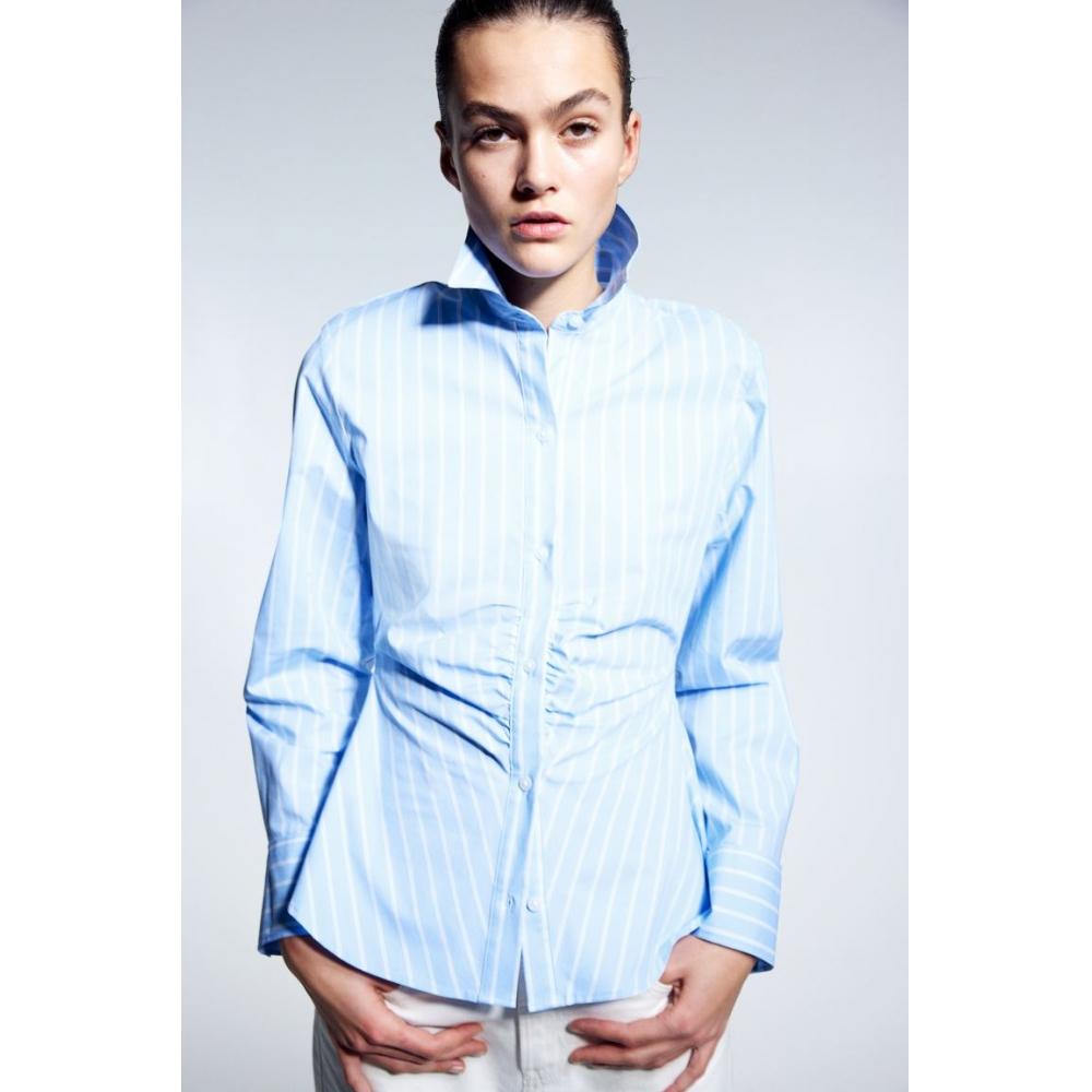 

Рубашка HM с подкладкой на плечах Голубая полоска