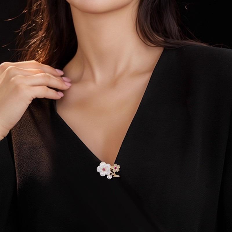 Cute Chinese-style Imitation Shell Flower Brooch, Elegant Plum Blossom Small Pin, Niche Design Sense