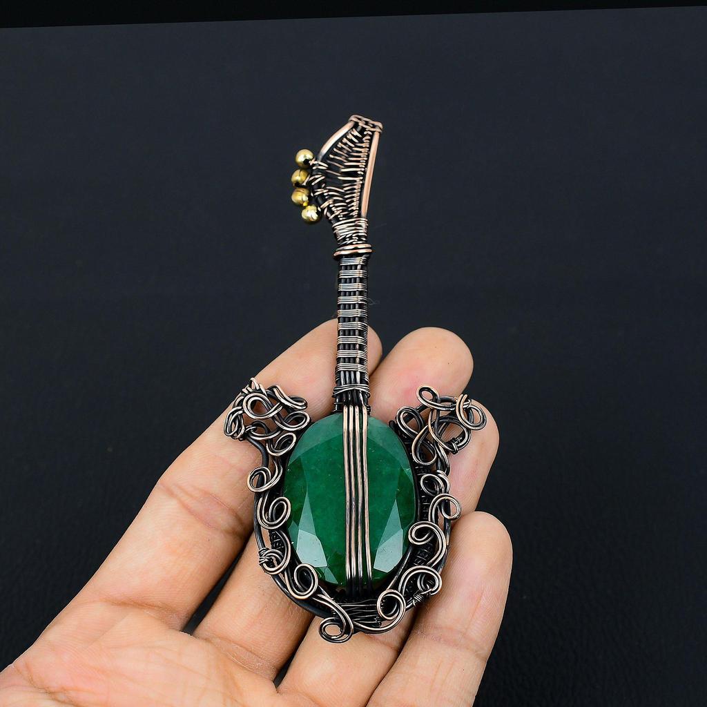 Gitarrenförmiger, im Labor hergestellter, mit Kupferdraht umwickelter Smaragd-Edelstein-Schmuckanhänger für Mädchen