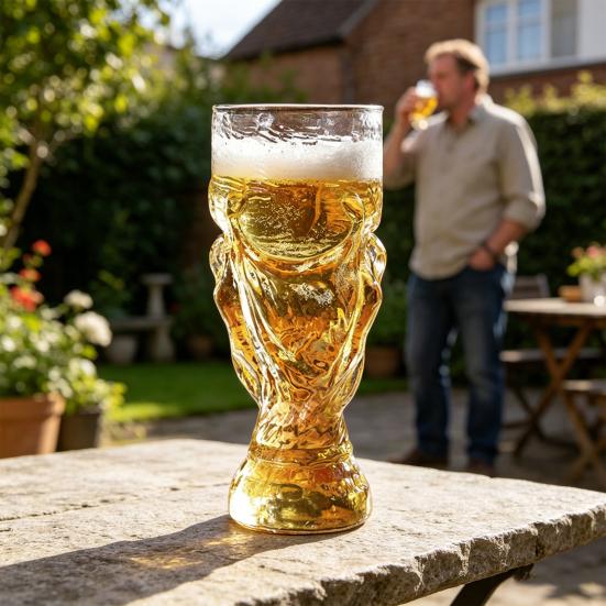 Mug à Bière Football pour Bières Artisanales Stouts et Cidres Poignée Ergonomique Verre à Bière Design Inspiré des Stades Tasse à Bière Parfaite pour les Soirées Regardage les Barbecues et