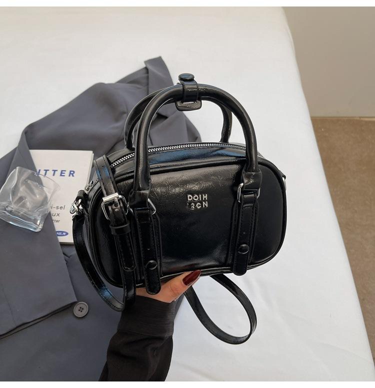 New product explosion Korean version niche fashionable oil wax leather portable Boston bag women's versatile commuter foreign style messenger bag