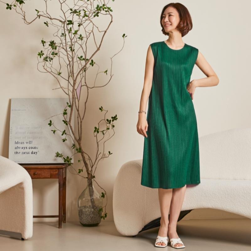 Shop Women Round Neck A Line pleAted Sleeveless Dress grAy Ble Wdr 1747