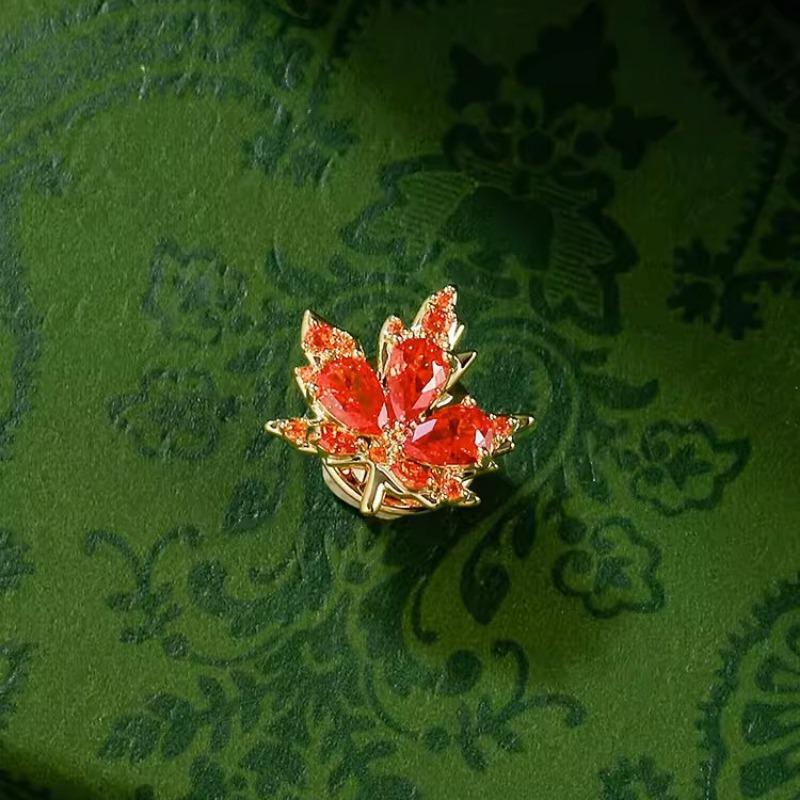 Light Luxury Maple Leaf Brooches, High-end Brooches, Suit Buttons, Crystal Badges, Simple Collar Pins and Accessories