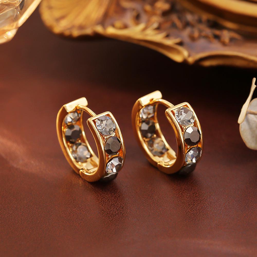 

Exquisite Sparkling Diamond Ear Cuffs: Light Luxury, Versatile, Gold-Plated Copper Earrings in Trendy Celebrity Style