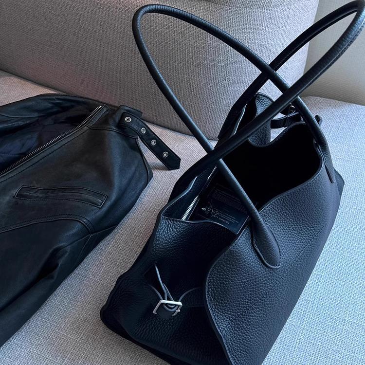 A Large-capacity Horizontal Leather Handbag for Women and A Single-shoulder Commuter Bag