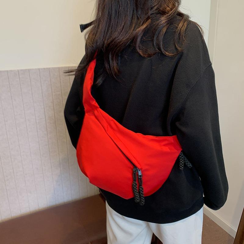 New Casual Commuter Shoulder Bag Light Personality Solid Color Large Capacity Beautiful Bag Female Simple Messenger Messenger Bag