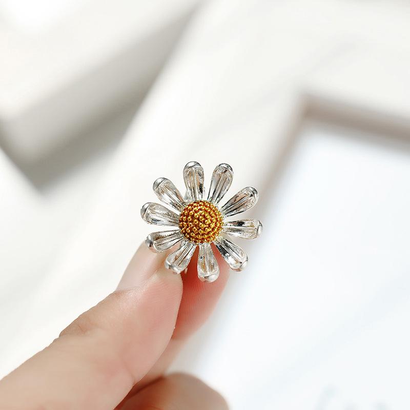 Wholesale Simple Elegant Small Daisy Brooch Pin, Korean Style Fashion Shirt Collar Pin, Clothing Accessory