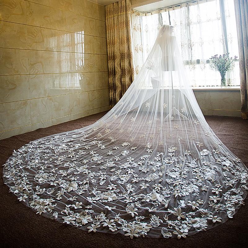 Elegante Vestido de Novia con Encaje Europeo y Adornos de Cristal con Larga Cola de Tul