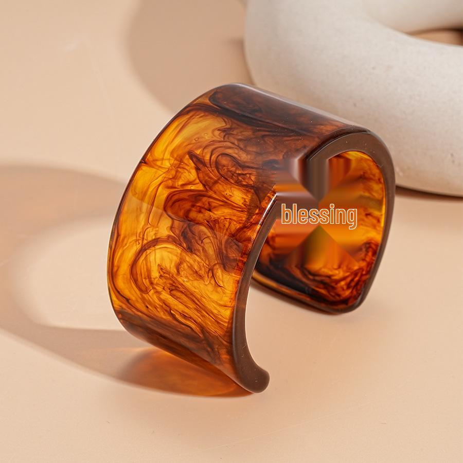Unique Retro Resin Bracelet: Personalized Fashion Jewelry for Women