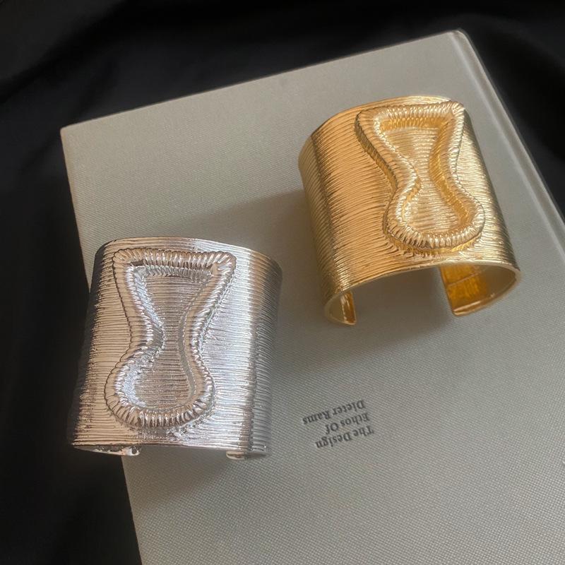 High-End Retro Hourglass Bangle: Luxury Texture Women's Statement Jewelry