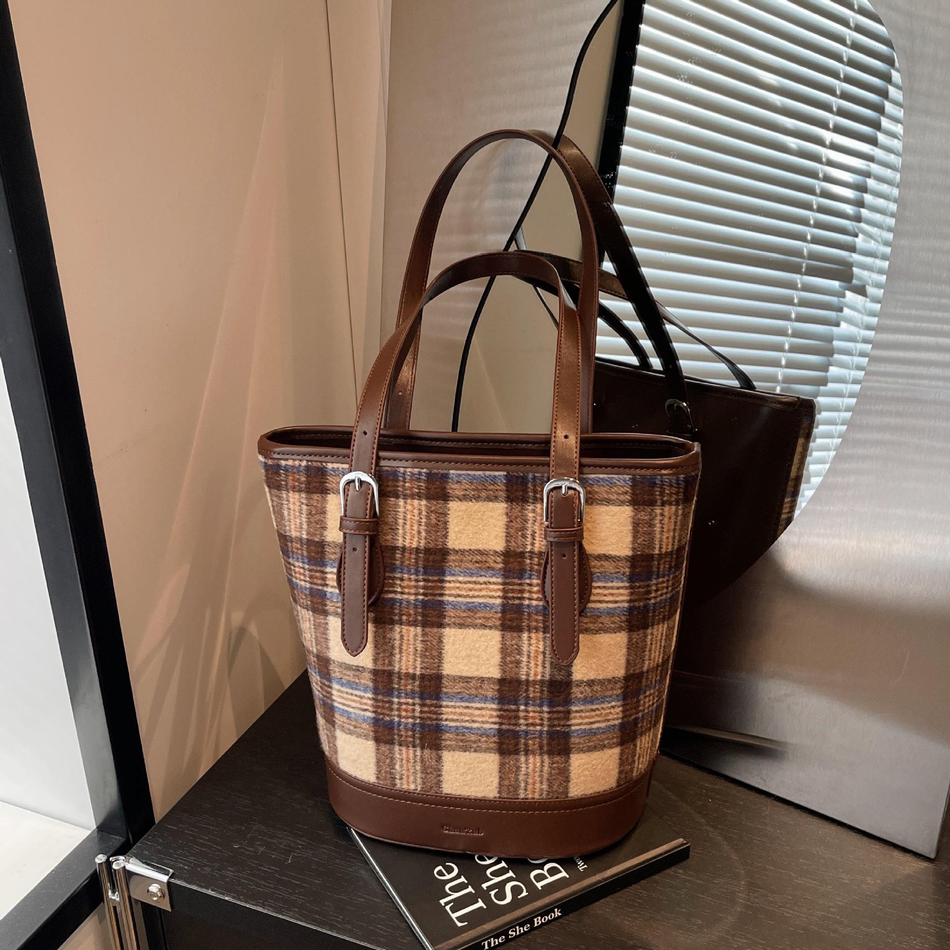 

Нова корейська версія сумки-ніші Осінньо-зимова модна вовняна сумка-відро повсякденна універсальна приміська сумка високого класу через плече темно-коричневого кольору