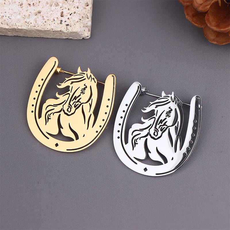 Western-Style Horseshoe Brooch Hollow-Out Horse Metal Pin Denim Backpack Embellishment Outdoor Casual Pins Accessory 1Pc