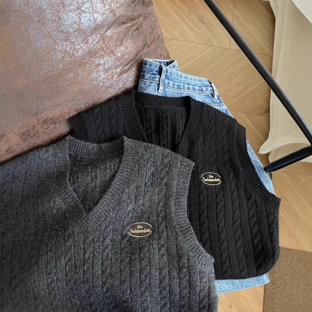 

Women s Retro Cable Knit V-Neck Vest - Early Autumn 2024 Sleeveless Layering Cardigan Large